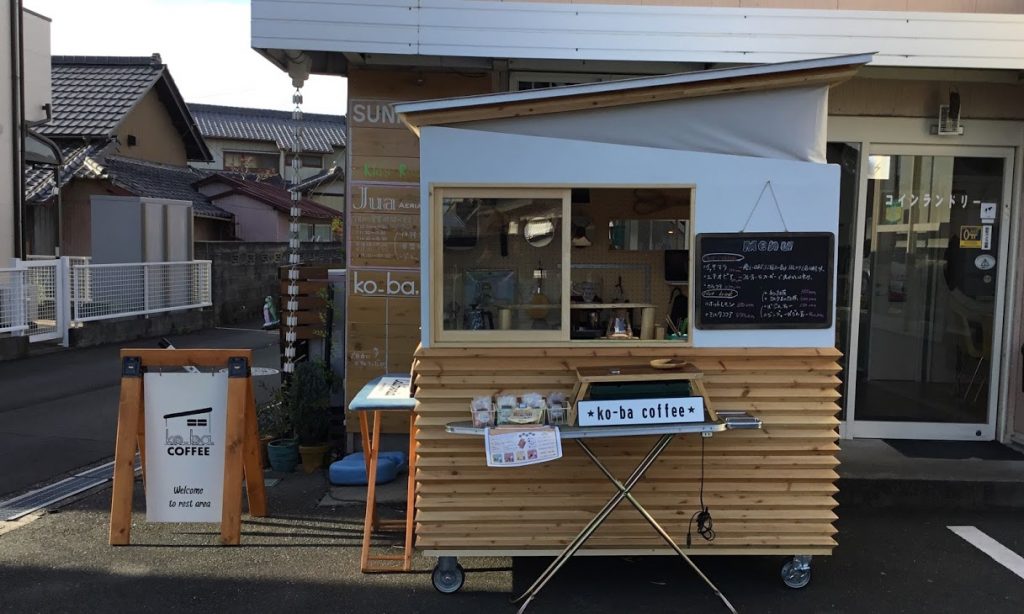 移動式の小屋で販売しています!
